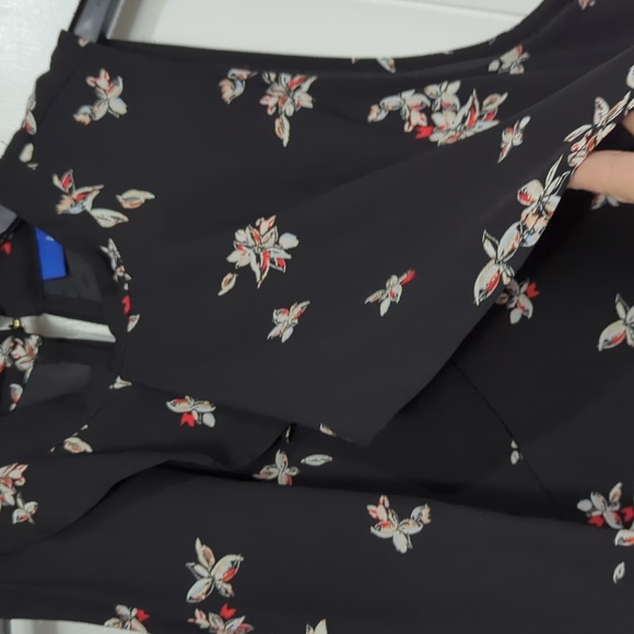 ❤️5/$25   Gorgeous Black Red and White Floral Flowy Dress - Picture 5 of 9